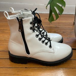VINTAGE WHITE BOOTS